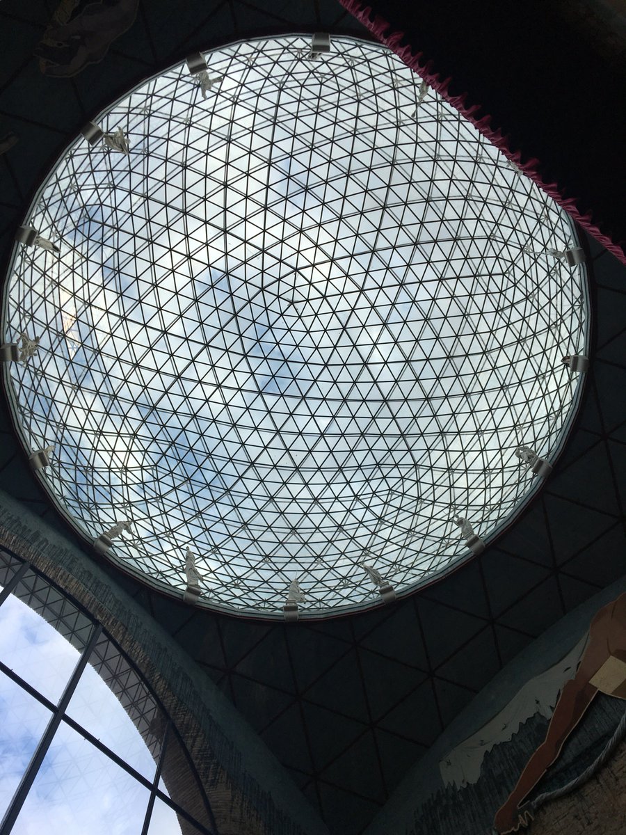 JMSepulcre's tweet photo. Os recomiendo sí o sí la visita al #TeatroMuseoDali, puro surrealismo. Uno de los elementos +visibles es la cúpula #geodésica de doble capa, una estructura reticular #poliédrica que nos recuerda el ojo de una mosca. Está generada a partir de un #icosaedro inscrito en una #esfera. https://t.co/sgBbgdy4RI