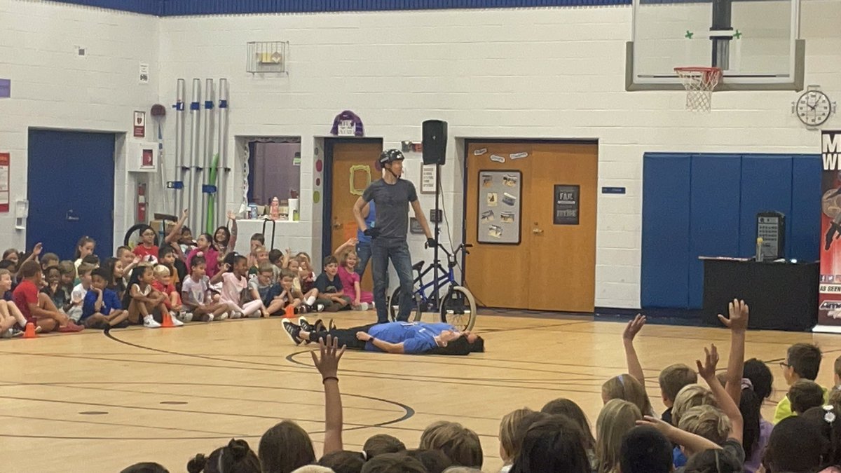 MrsKumpula's tweet photo. *Never give up * Be somebody’s Batman * Hard work pays off*
Fantastic assembly from @mattwilhelmbmx on kindness and perseverance. @Bighollowelem #BHEistheplaceforme https://t.co/AfwhW30Bo5