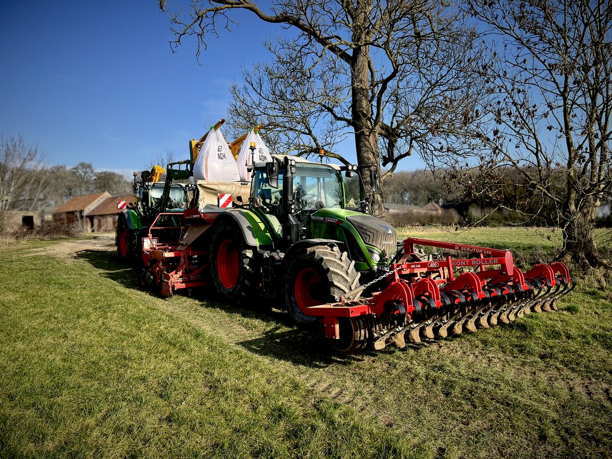 AgriweldLtd's tweet photo. Agriweld Bag Lift in action at Sledmere Farming witht a couple of Fendt in action.
We also do a bag cutting version for safe emptying of bags
#agriweld #fendt #tractor #baglift #farm #farming #agriculture https://t.co/iRkt9bhepY