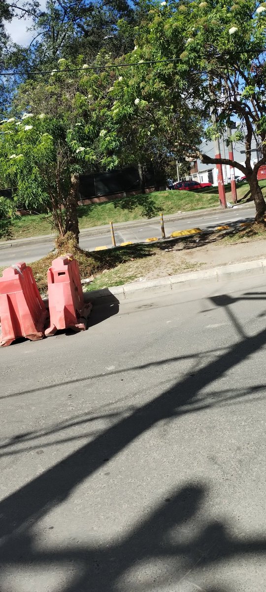 davidrendonr's tweet photo. @ClaudiaLopez @idubogota Señora alcaldesa, este es el estado de la obra en la calle 64c en la localidad de Engativá que se debió entregar en agosto, andenes sin terminar, separador destruido, la calle abierta sin control y con carros en contravía. Ya no se ve un trabajador... https://t.co/tddRLzqhyB