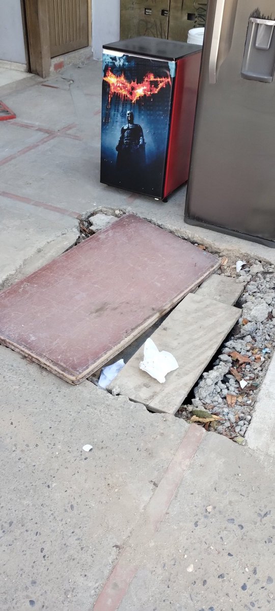 davidrendonr's tweet photo. @ClaudiaLopez @idubogota Señora alcaldesa, este es el estado de la obra en la calle 64c en la localidad de Engativá que se debió entregar en agosto, andenes sin terminar, separador destruido, la calle abierta sin control y con carros en contravía. Ya no se ve un trabajador... https://t.co/tddRLzqhyB