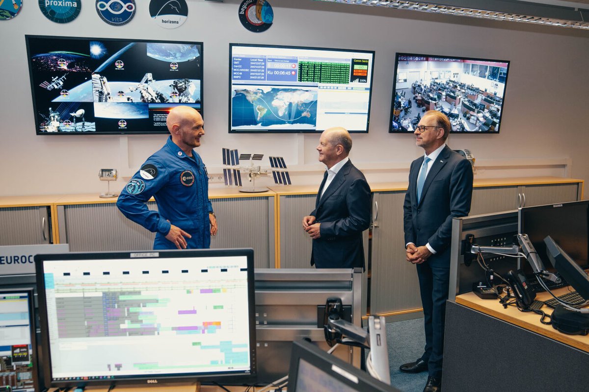 I had the honour of introducing 🇩🇪 @Bundeskanzler Olaf Scholz to ESA's European Astronaut Centre in Cologne, the only place in Europe where astronauts from around the world are trained. Bundeskanzler Scholz assured me of Germany's continued strong commitment to @ESA, Europe’s…