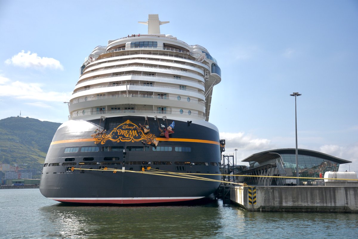 BilbaoPort's tweet photo. Bere lehen eskalan, #DisneyDream gurutzaontziak magiaz bete du gure portua🌟

Mickey🐭, Donald🦆 eta Goofyrekin🐕 batera, 3.700 turista baino gehiago lehorreratu dira #Getxon, bidaia oroitzapen harrigarriz betetzen jarraitzeko

Laster itzuliko zaretela espero dugu

@DisneyCruise https://t.co/KbucQMYdtR