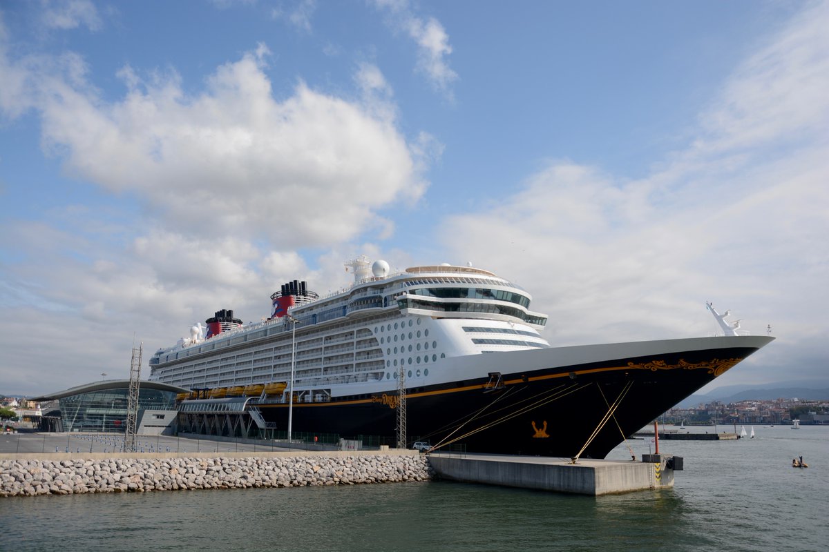 BilbaoPort's tweet photo. Bere lehen eskalan, #DisneyDream gurutzaontziak magiaz bete du gure portua🌟

Mickey🐭, Donald🦆 eta Goofyrekin🐕 batera, 3.700 turista baino gehiago lehorreratu dira #Getxon, bidaia oroitzapen harrigarriz betetzen jarraitzeko

Laster itzuliko zaretela espero dugu

@DisneyCruise https://t.co/KbucQMYdtR