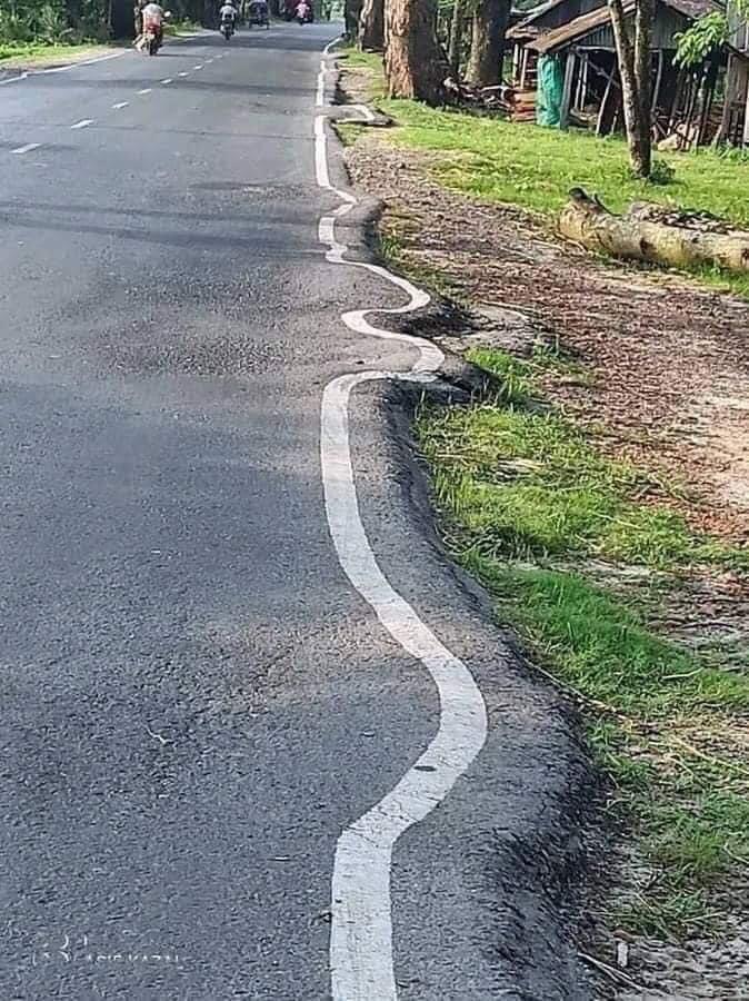 car_credible's tweet photo. The commitment to follow the edge of the road has to be commended 👏 https://t.co/yBMV6A04zq