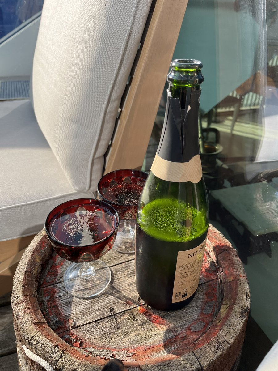 FolmanKarina's tweet photo. YEAH!!😃👌🏻

Its finally the weekend 🤩🍾

Have a great one!!!

#Ilovetheweekend 
#bobles 
#thesunisshining https://t.co/2qRUGFklvI