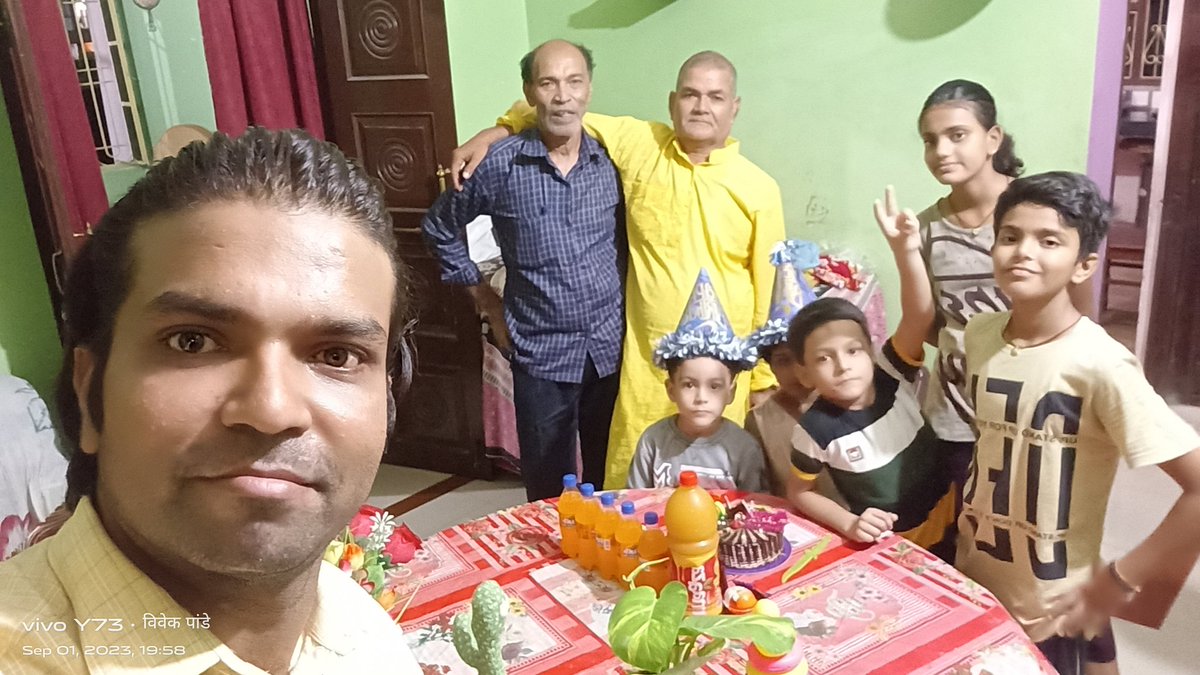 प्यारी भतीजी #आराध्या_पांडे का 6th जन्मदिन परिवार के साथ मनाया गया....🎂🎉🎈

Happy B'day Aaradhya🎉💐🎈🎂🎊🎁