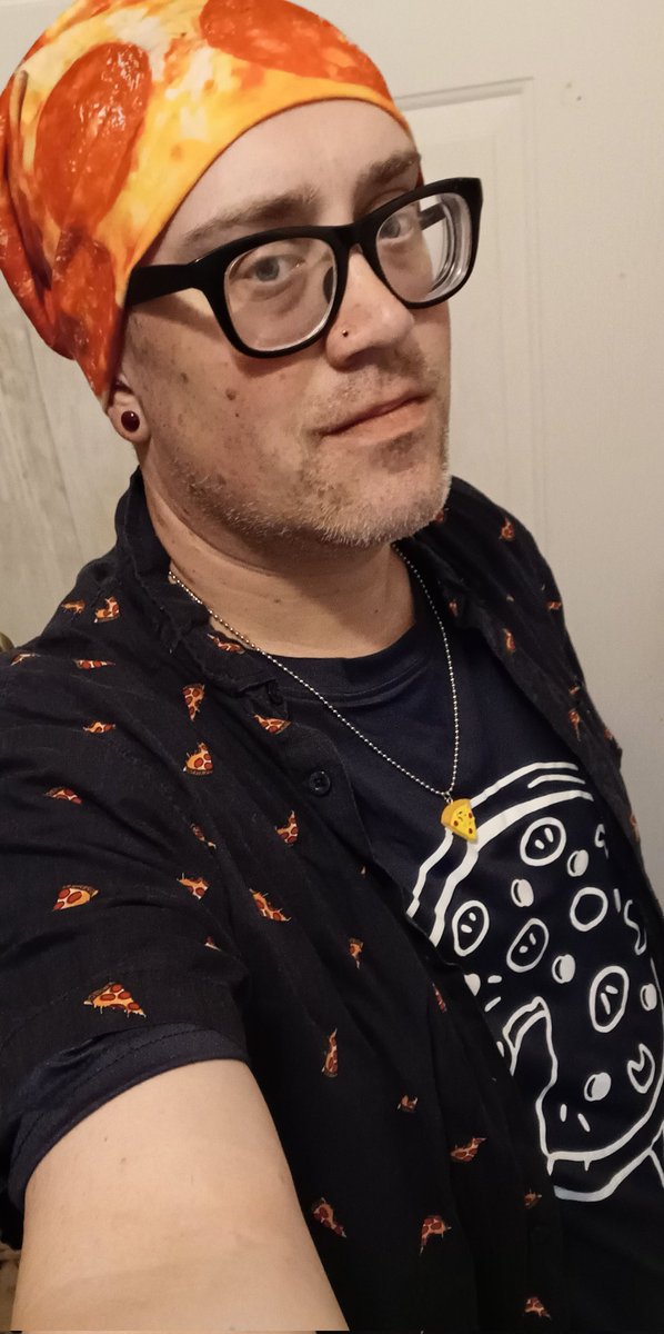 Going full Pizza Sam today. ✌️❤️🍕
Hat ✅️
Necklace ✅️
Shirt x 2 ✅️
#incrustwetrust
#peacelovepizza