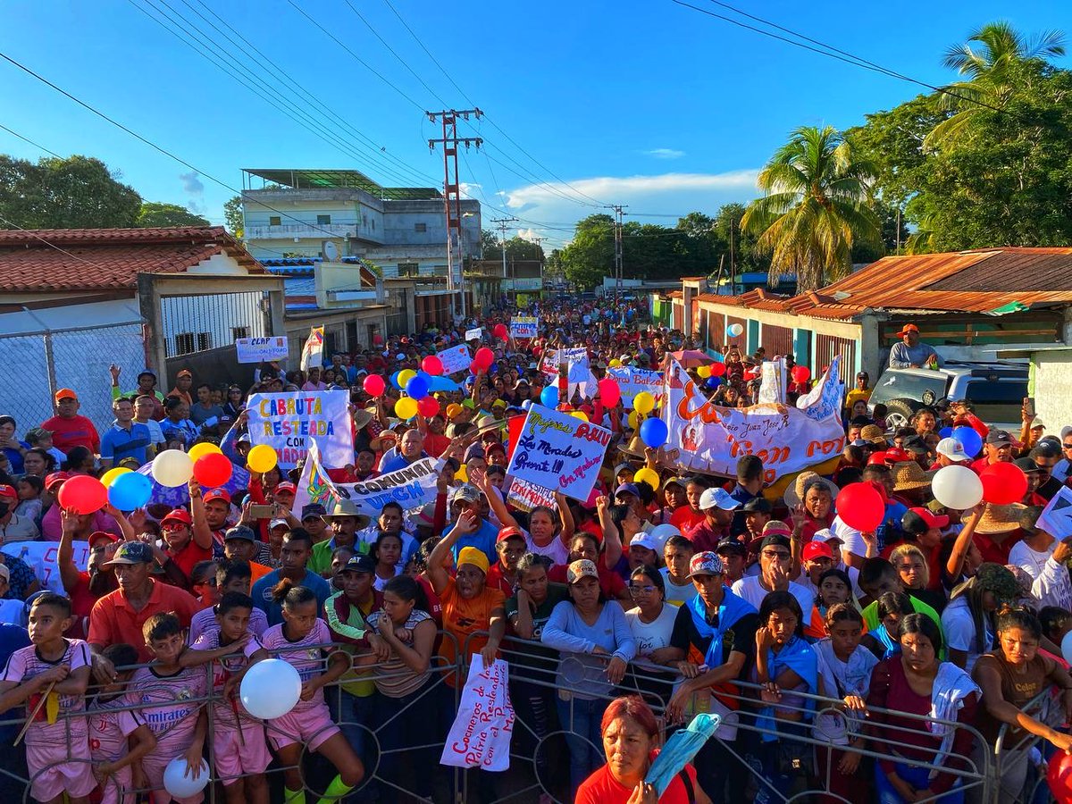NicolasMaduro's tweet photo. En las calles de la parroquia Las Mercedes del Llano, en el municipio Juan José Rondón del estado Guárico, el pueblo llanero realizó una extraordinaria movilización. Las fuerzas revolucionarias se fortalecen cada vez más para continuar consolidando la nueva patria. 

¡Estoy con ustedes hermanos y hermanas!