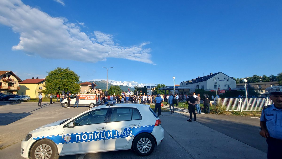e_aletic's tweet photo. Jake policijske snage u Istocnom Sarajevu, veliki broj gradjana okupio se na entitetakoj liniji @novabhtv https://t.co/n3jWjMdtoH