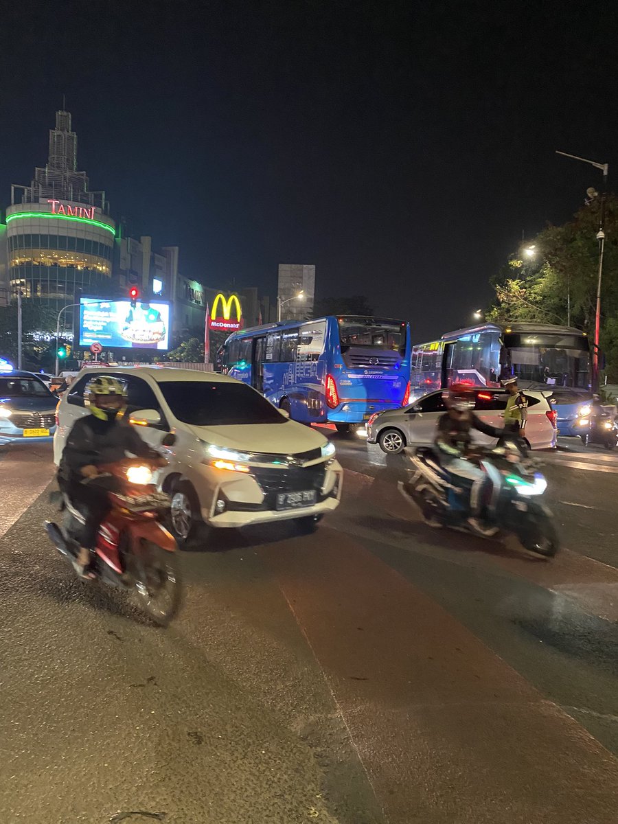 ke arah taman mini ada apa deh? apa tiap jumat malem semacet ini?