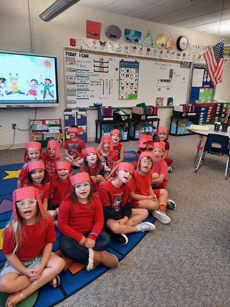 ElzeyMrs's tweet photo. We love Clifford the Big Red Dog! https://t.co/6VqgkgVZqm