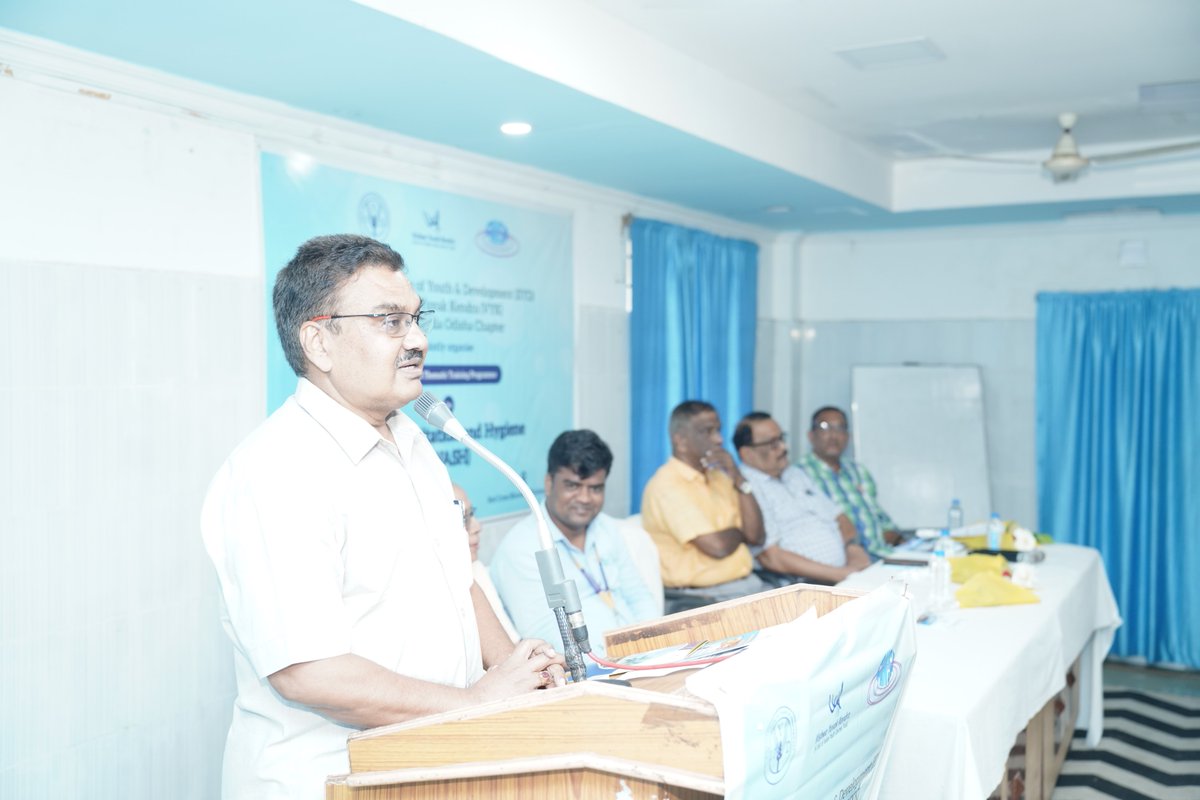 VYKIndia's tweet photo. Huge thanks to our incredible resource persons for their invaluable contributions: Er. B B Panda, Mr. R K Rath, Mr. Gouri Shankar Mishra, Mr. P C Misra, Ms. Bharati Chakra from @HelpAgeIndia, and Ms. Rasmirekha Biswal from @EY! #Gratitude #WASHTraining https://t.co/1pF0nxuSb2