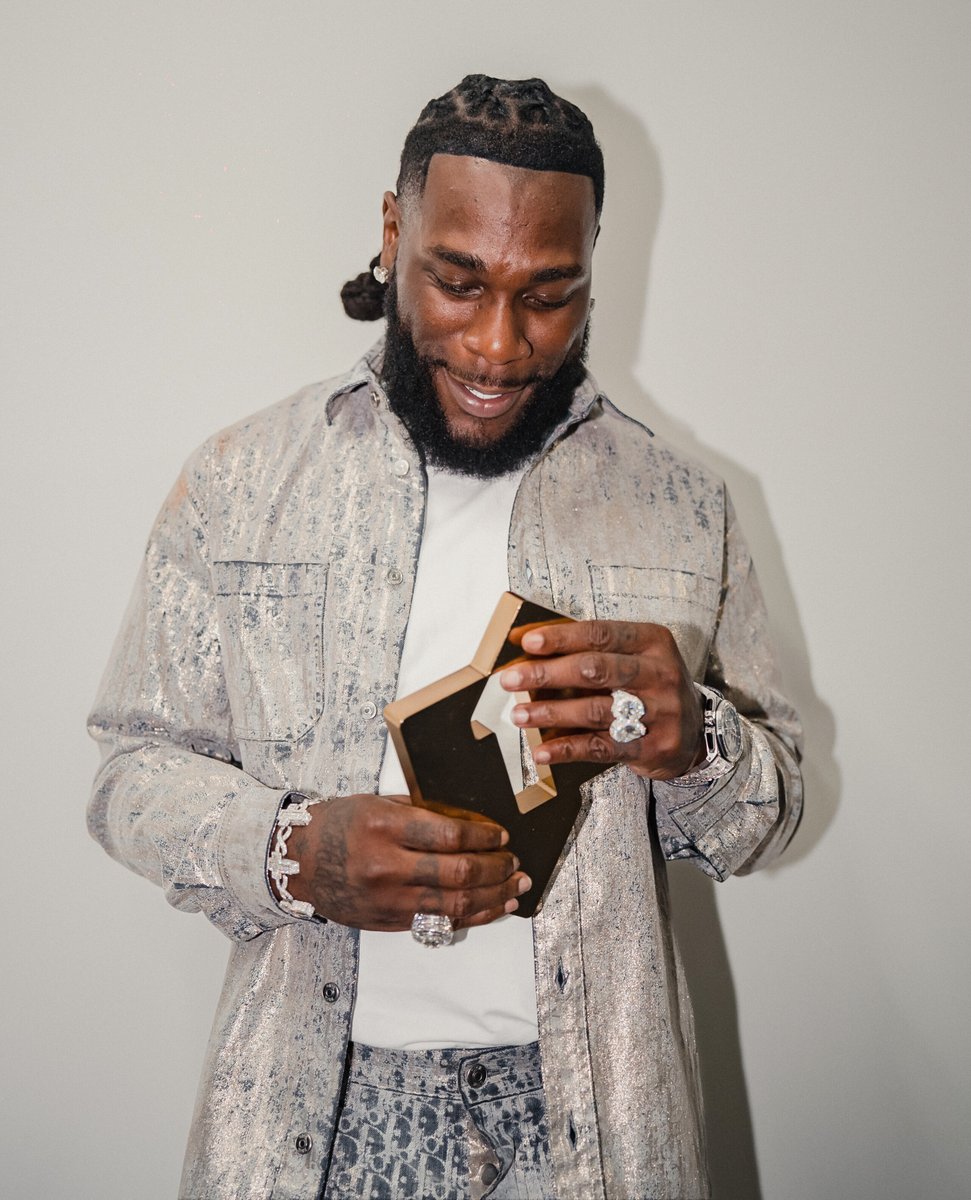 officialcharts's tweet photo. Burna Boy accepts his first Official Albums Chart Number 1 Award for I Told Them... 🫶 🥹 @burnaboy @atlanticrecuk https://t.co/AaaTOy55mz https://t.co/L5SwMqYGlr