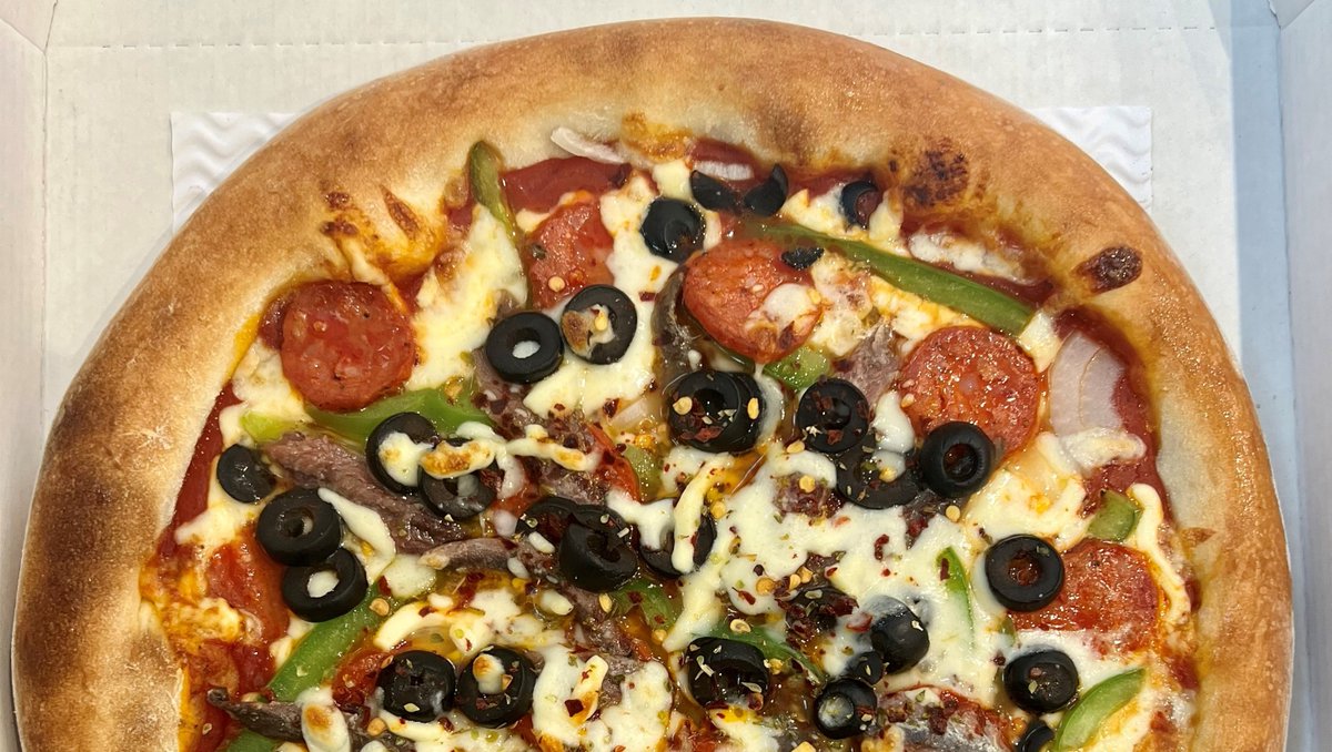 Friday is here.... and relax!!! If anyone fancies a lovely pizza takeaway hit us up, either collection via click and collect or delivery via the apps, 

No. 3 Hot Shot - Mozzarella cheese, tomato, peppers, chilli flakes, pepperoni, olives, onions and anchovies 🍕

#friday #pizza