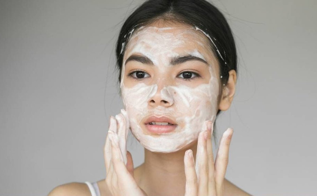 Padahal udah sering cuci muka, tapi kok kulit muka malah makin gak beres? 

Eits, jangan-jangan cara cuci mukanya yang masih salah!

🚿 DO'S &amp; DON'TS: SAAT CUCI MUKA 🚿