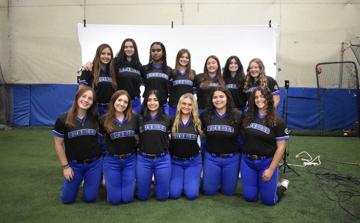 MyaCefaloni's tweet photo. So much fun with my team for Media Day this year!! My last first day with the huskies 💙🐾 Thank you @erinmchugh14 for great photos!!!! @EStateHuskies @HuskiesCefaloni https://t.co/5oFZekgksh