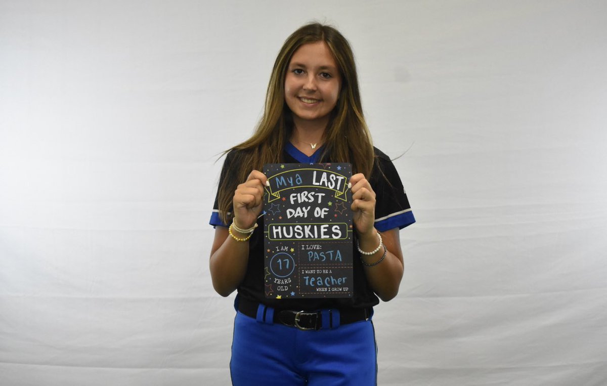 MyaCefaloni's tweet photo. So much fun with my team for Media Day this year!! My last first day with the huskies 💙🐾 Thank you @erinmchugh14 for great photos!!!! @EStateHuskies @HuskiesCefaloni https://t.co/5oFZekgksh