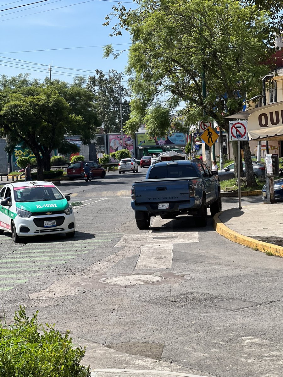 Ojo aquí sobrinos de <a href="/ssptransitover/">Tránsito SSP Veracruz</a> un estacionado donde se le hincha, siempre está en la zona, ya múltenlo y ojo también <a href="/dir_transporte/">Transporte Veracruz</a> este taxi metiéndose en sentido contrario ya hagan caso! Ah los espera el sitio ilegal del mural de los sauces