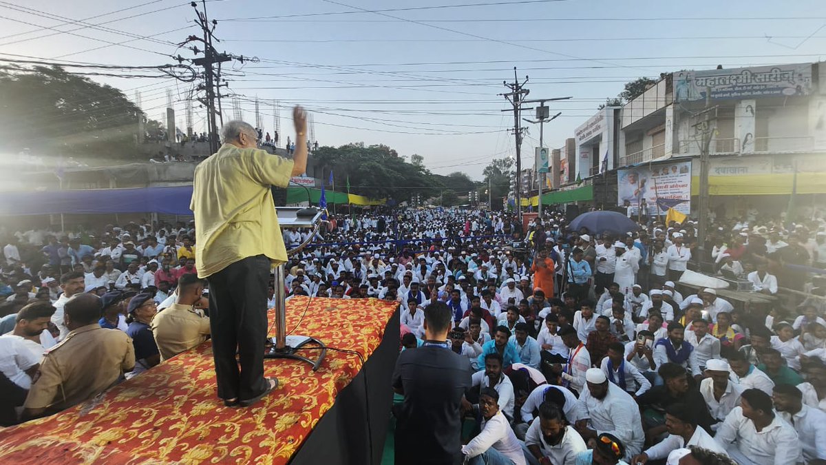 VBAforIndia's tweet photo. वंचित बहुजन आघाडीचे राष्ट्रीय अध्यक्ष ॲड @Prksh_Ambedkar यांनी आज राहुरी, जि.अहमदनगर येथे बहुजन, अल्पसंख्याक जनआक्रोश मोर्चाला मार्गदर्शन केले. यावेळी हजारोंच्या संख्येने लोकांची उपस्थिती होती.

#VBAForIndia https://t.co/QlNC3V0WX4