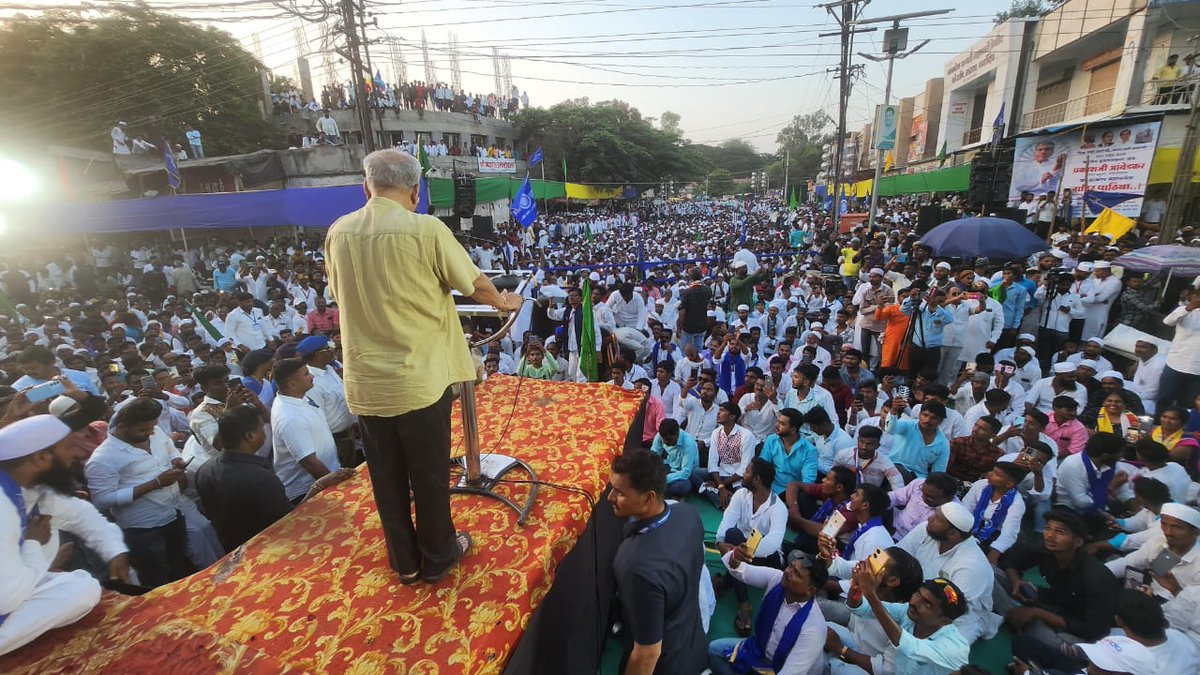 VBAforIndia's tweet photo. वंचित बहुजन आघाडीचे राष्ट्रीय अध्यक्ष ॲड @Prksh_Ambedkar यांनी आज राहुरी, जि.अहमदनगर येथे बहुजन, अल्पसंख्याक जनआक्रोश मोर्चाला मार्गदर्शन केले. यावेळी हजारोंच्या संख्येने लोकांची उपस्थिती होती.

#VBAForIndia https://t.co/QlNC3V0WX4