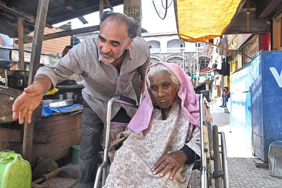 AmirRashidWani's tweet photo. A heartwarming display of love: Farooq Ahmad, the tea seller of Srinagar, brings his ailing mother to his stall as there's no one else at home to care for her
Pictures #BasitZargar https://t.co/5zYCkQgnm1