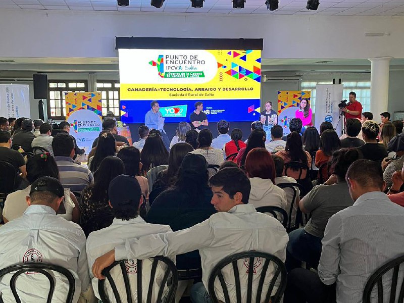 CONINAGRO's tweet image. Más de 400 jóvenes interesados y vinculados a la cadena de la @carne_argentina participaron de disertaciones y capacitaciones en otro "Punto de Encuentro" organizado por el @IPCVA en #Salta 😃🥩🐂
Por Coninagro participó nuestro consejero Felipe Tavernier

#SomosConinagro 🚜🇦🇷
