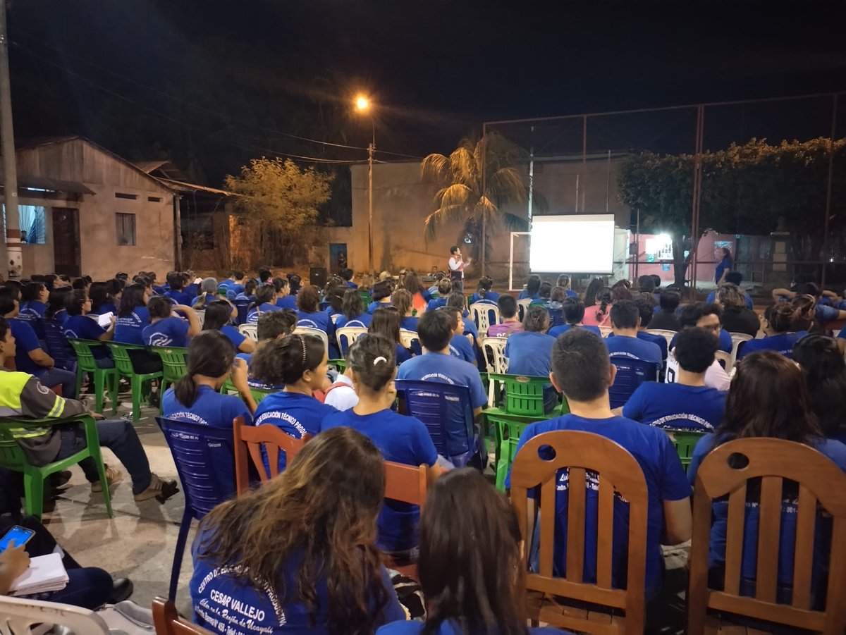 SunafilPeru's tweet photo. 📍 En #Ucayali, capacitamos a más de 200 estudiantes del #CETPRO César Vallejo en formalización de #MYPES. 📚💼👏
Esta iniciativa les brinda a los egresados las herramientas necesarias para emprender y formalizar sus negocios en el mercado laboral. #Formalización #IREUcayali💪 https://t.co/KN7f2M9Sin