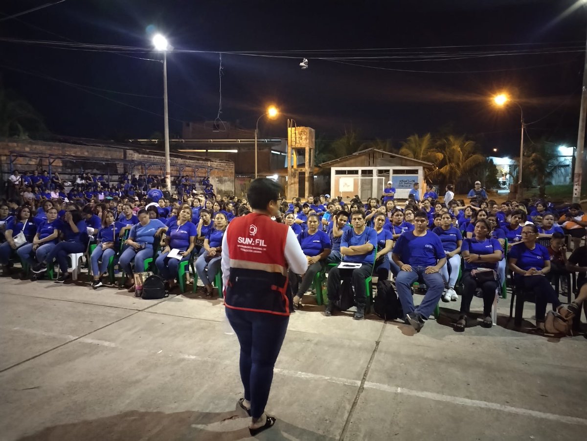 SunafilPeru's tweet photo. 📍 En #Ucayali, capacitamos a más de 200 estudiantes del #CETPRO César Vallejo en formalización de #MYPES. 📚💼👏
Esta iniciativa les brinda a los egresados las herramientas necesarias para emprender y formalizar sus negocios en el mercado laboral. #Formalización #IREUcayali💪 https://t.co/KN7f2M9Sin