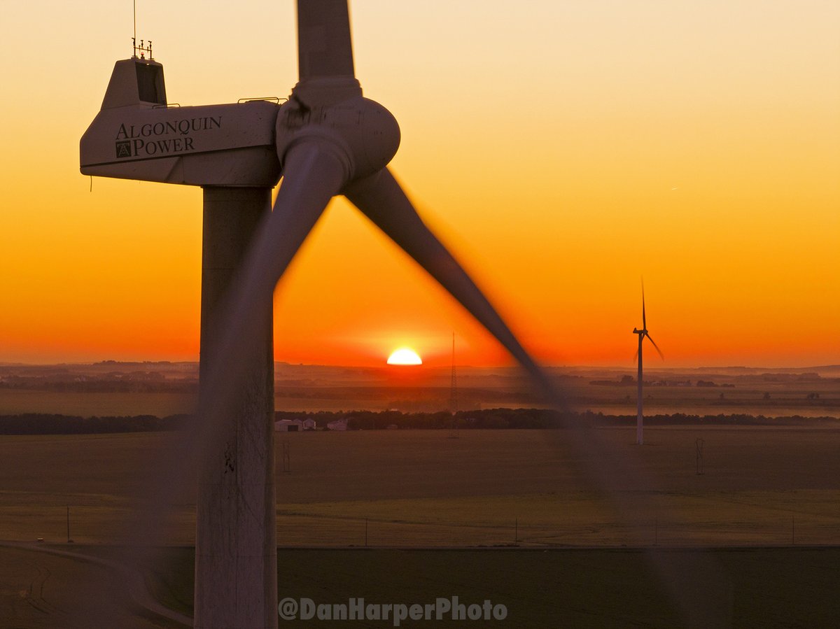 DanHarperPhoto's tweet photo. Just a beautiful peaceful #sunset out in #StLeon over the prairies with the #WindTurbines humming in the background...
#Manitoba #WindFarm #Drone #WinnipegPhotographer #LicensedDronePilot https://t.co/md9JbibeEU