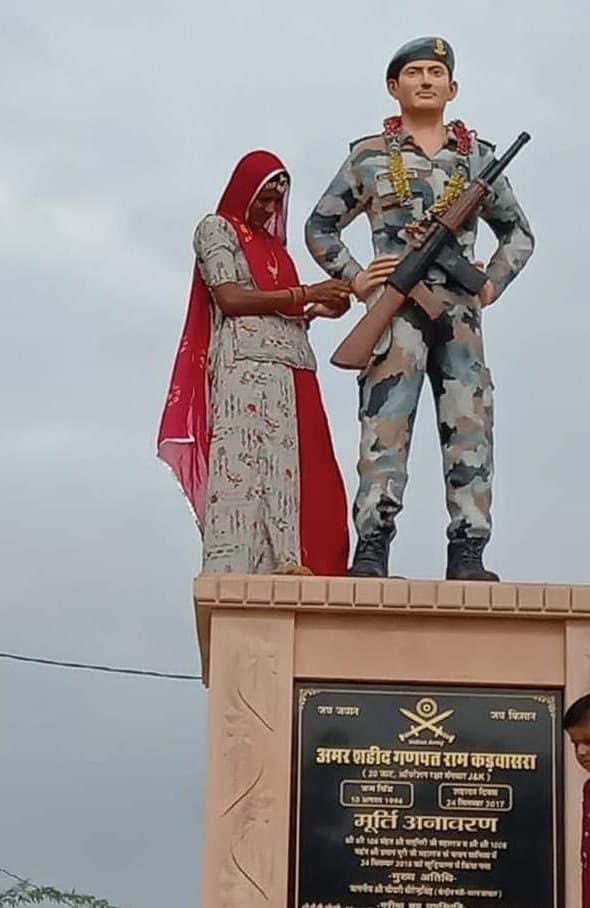 This viral photo is from Khudiyala village in Jodhpur district of Rajasthan. Jawan Ganpat Ram Kadwasra laid down his life in the service of the nation while fighting with the enemies of India in J&K in 2017. His sister ties rakhi on his statue every year on Raksha Bandhan.