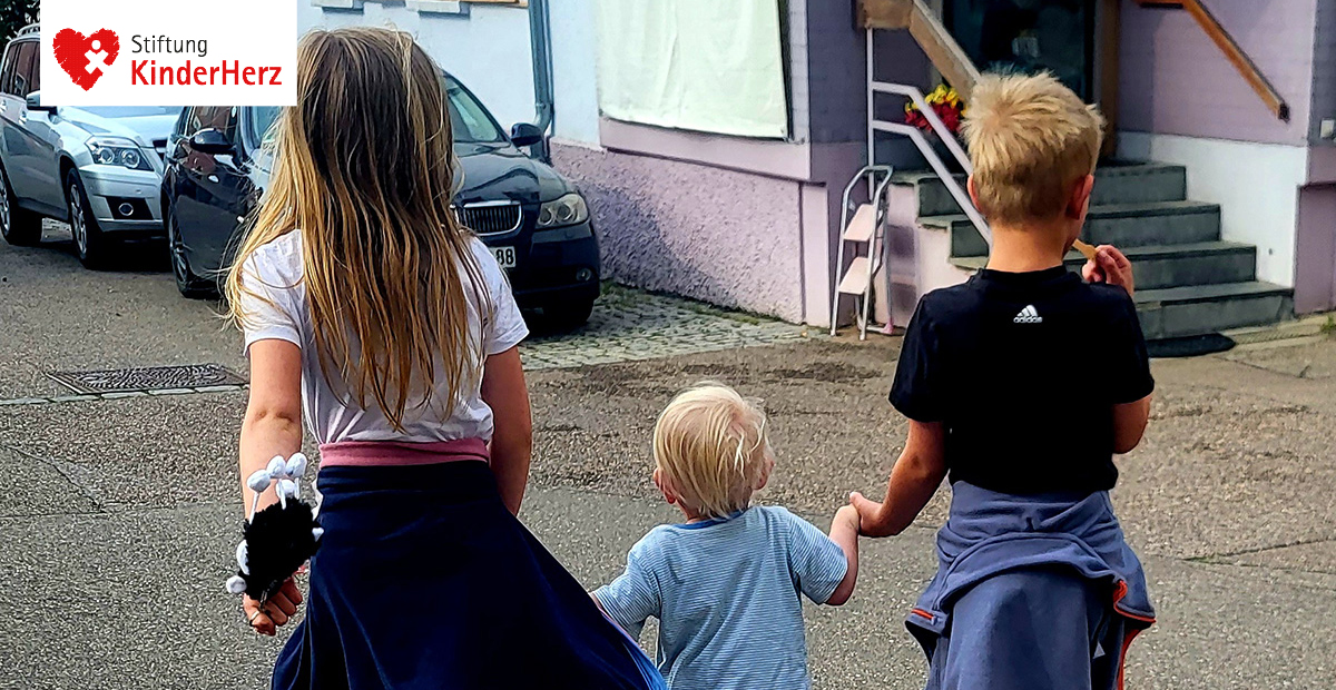💗 Unsere Herzkinder sind unsere Motivation!

Ein vermeintlich harmloser grippaler Infekt entwickelte sich zu einem dramatischen Kampf um Lukas´ Herz.

Die ganze Geschichte und wie #Telemedizin helfen kann, Kinder wie Lukas zu retten, erfahrt ihr hier:

➡️ stiftung-kinderherz.de/lukas