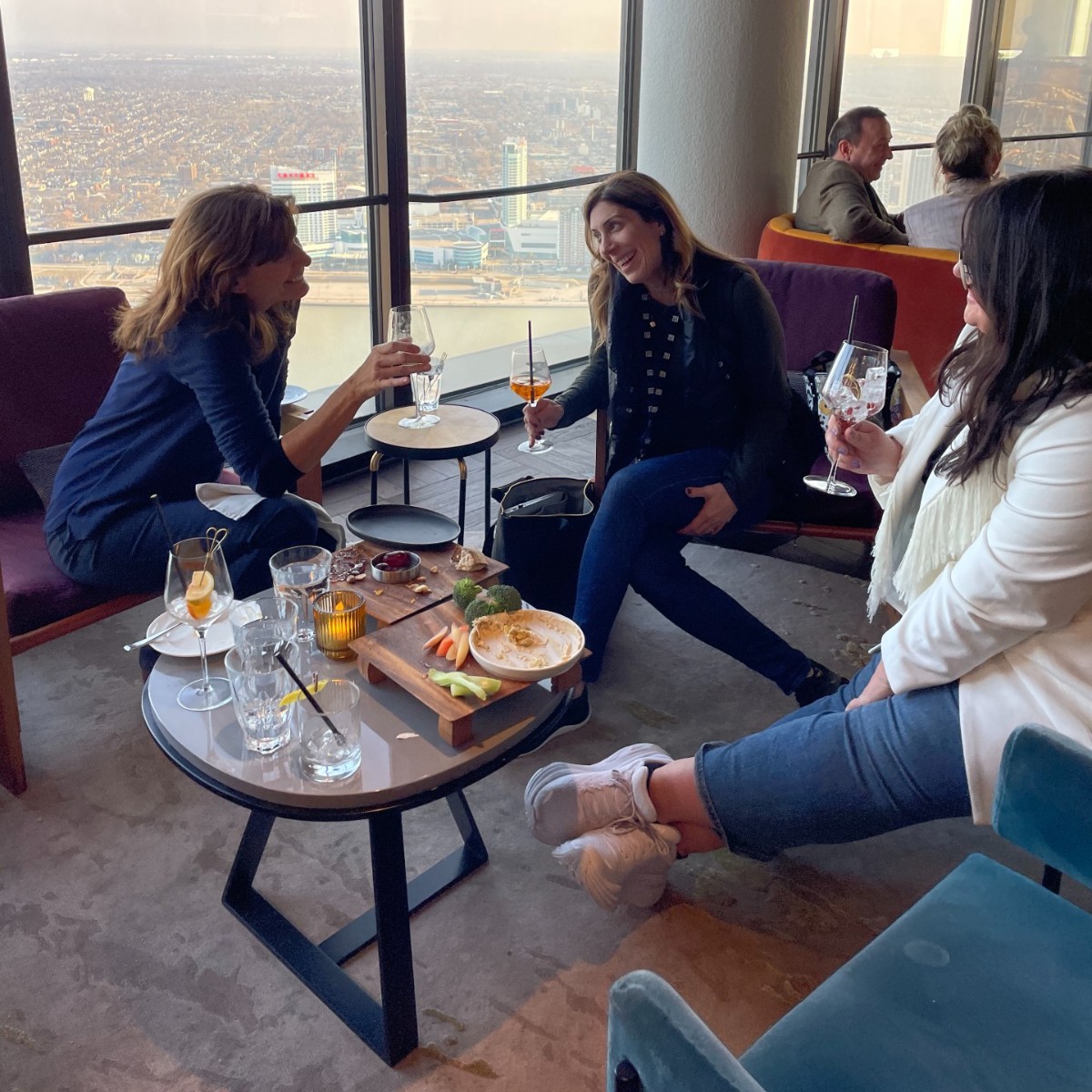 gmrencen's tweet photo. Stirring up the perfect recipe for an unforgettable Girls Night Out, and it all begins at @HighlandsDet! Experience a night of laughter and cocktails 71 floors above the Riverfront. 🍸 https://t.co/ACuH87AyKF