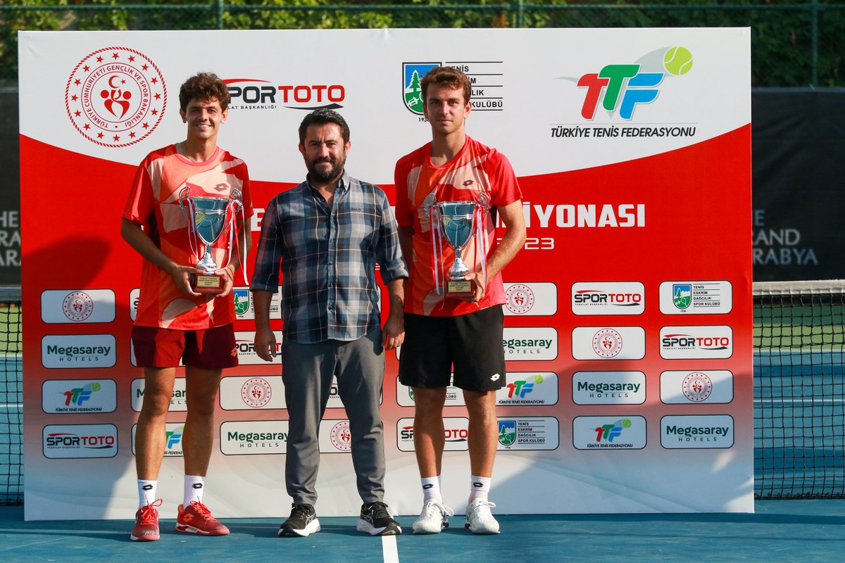 TTForgtr's tweet photo. #BüyüklerTürkiyeŞampiyonası'nda 
Cengiz Aksu/Tuncay Duran çifti Yankı Erel/Ergi Kırkın ikilisini 6-3, 6-4 yenerek şampiyonluğa ulaştı🏆

👉🏻Büyükler Türkiye Şampiyonası'nda çiftlerde dereceye giren sporculara ödüllerini TTF Yönetim Kurulu Üyesi Ali Ercan Atmaca takdim etti. https://t.co/bOARGFK7VD