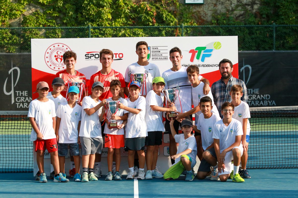 TTForgtr's tweet photo. #BüyüklerTürkiyeŞampiyonası'nda 
Cengiz Aksu/Tuncay Duran çifti Yankı Erel/Ergi Kırkın ikilisini 6-3, 6-4 yenerek şampiyonluğa ulaştı🏆

👉🏻Büyükler Türkiye Şampiyonası'nda çiftlerde dereceye giren sporculara ödüllerini TTF Yönetim Kurulu Üyesi Ali Ercan Atmaca takdim etti. https://t.co/bOARGFK7VD