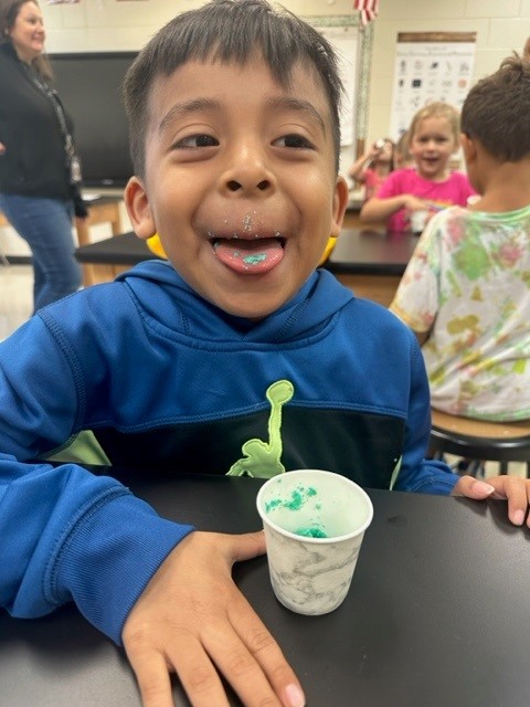 ChrissySnelson's tweet image. What an amazing teacher Mrs. Fouts is! We had a fun first kindergarten experience in our STEM lab this morning! #IndianknollES #itsccsd #ccsdCares #cherokeeschools