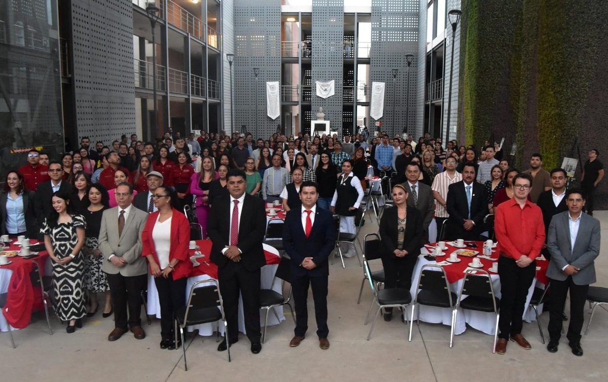 UJED_Oficial's tweet photo. #UJEDInforma En un emotivo acto llevado a cabo en la #FAEO, y simultáneamente en Gomez Palacio, autoridades universitarias encabezadas por el secretario general, Julio Gerardo Lozoya Vélez, dieron la bienvenida a 383 estudiantes que cursarán un Posgrado en la #UJED. #SomosUJED https://t.co/e6U0BIkwT1
