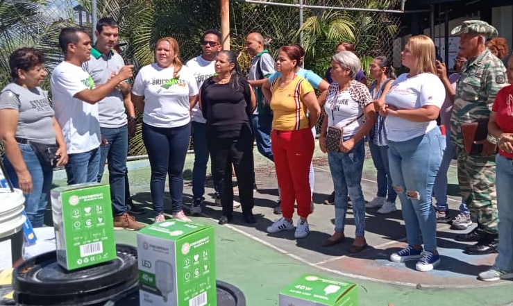 MirandaGob's tweet photo. Bricomiles iniciaron despliegue para atención de escuelas en Miranda.  #ElFuturoEsAhora #Miranda #1Sep https://t.co/CzgGdPMwdT https://t.co/oYaf4n4jmx