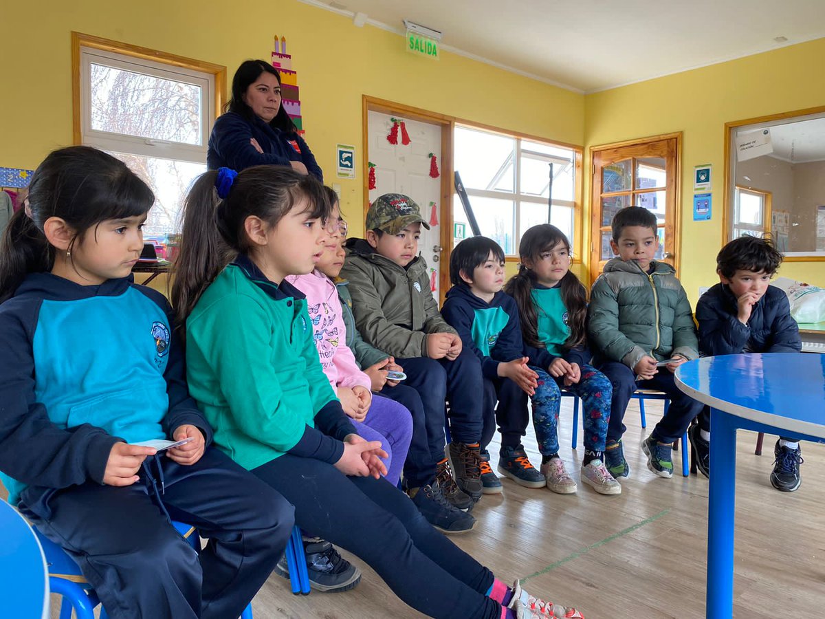 SeremiSalud_XI's tweet photo. En escuela Cerro Castillo, junto a niñ@s de prekinder y enseñanza básica, participamos del lanzamiento de la Campaña #HazteResponsable instancia que busca generar conciencia sobre el impacto de las mascotas y ganado sin supervisión en parques nacionales. https://t.co/io9cherrKz https://t.co/czY7dQRuFK