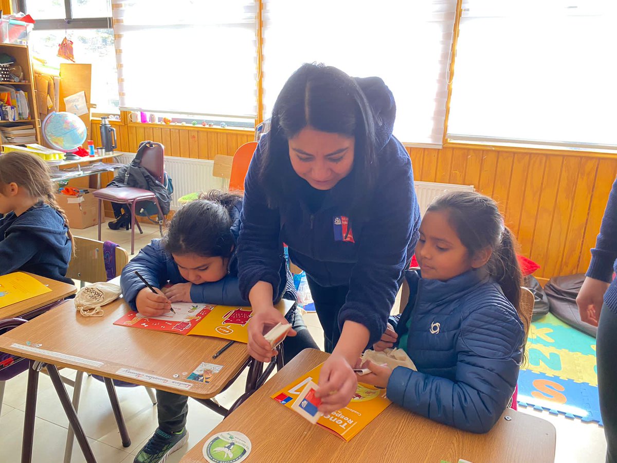 SeremiSalud_XI's tweet photo. En escuela Cerro Castillo, junto a niñ@s de prekinder y enseñanza básica, participamos del lanzamiento de la Campaña #HazteResponsable instancia que busca generar conciencia sobre el impacto de las mascotas y ganado sin supervisión en parques nacionales. https://t.co/io9cherrKz https://t.co/czY7dQRuFK