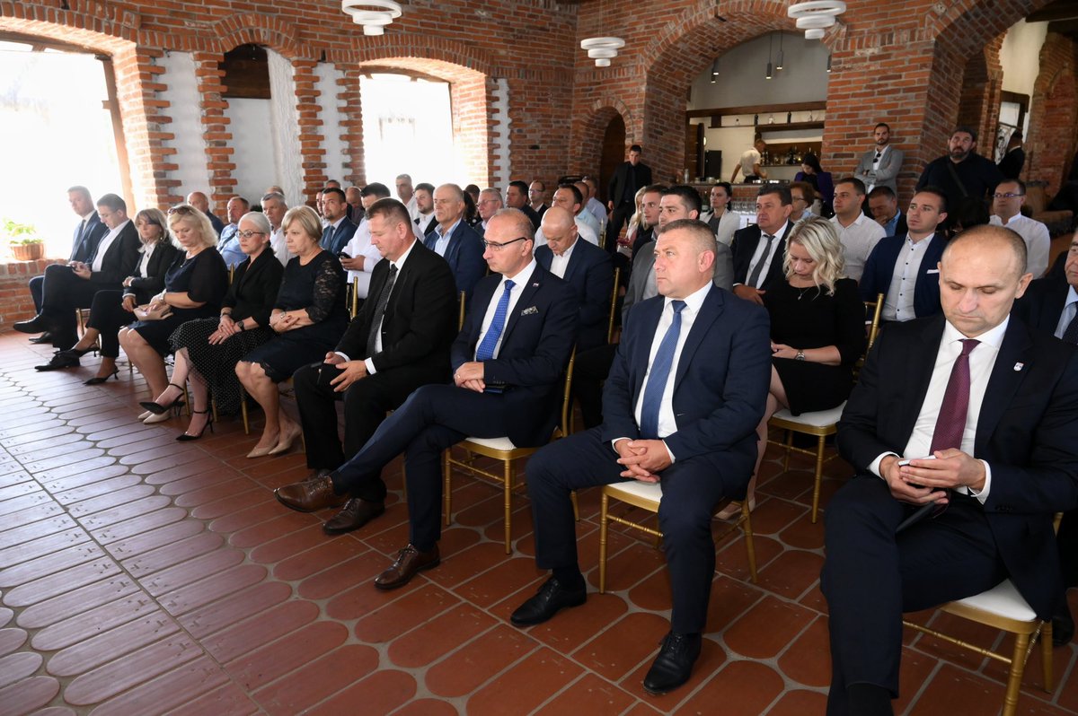 AndrejPlenkovic's tweet image. U općini Sopje sastali smo se sa stranačkim kolegicama i kolegama iz virovitičko-podravskog @HDZ_HR. U svim krizama čvrsto smo stali uz 🇭🇷 građane i gospodarstvo!
#VladaRH će pravodobno donijeti i 6. paket mjera za ublažavanje rasta cijena energenata i smanjivanje inflacije.