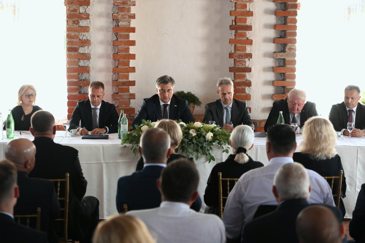AndrejPlenkovic's tweet image. U općini Sopje sastali smo se sa stranačkim kolegicama i kolegama iz virovitičko-podravskog @HDZ_HR. U svim krizama čvrsto smo stali uz 🇭🇷 građane i gospodarstvo!
#VladaRH će pravodobno donijeti i 6. paket mjera za ublažavanje rasta cijena energenata i smanjivanje inflacije.