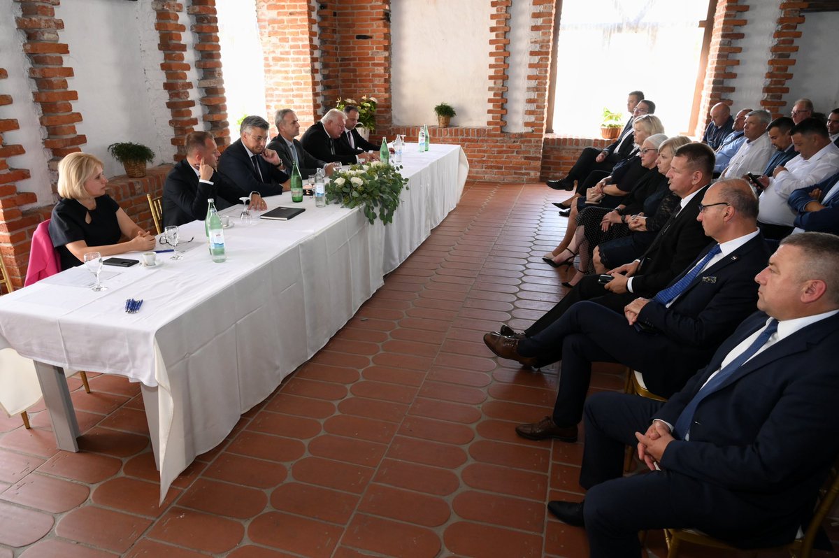 AndrejPlenkovic's tweet image. U općini Sopje sastali smo se sa stranačkim kolegicama i kolegama iz virovitičko-podravskog @HDZ_HR. U svim krizama čvrsto smo stali uz 🇭🇷 građane i gospodarstvo!
#VladaRH će pravodobno donijeti i 6. paket mjera za ublažavanje rasta cijena energenata i smanjivanje inflacije.