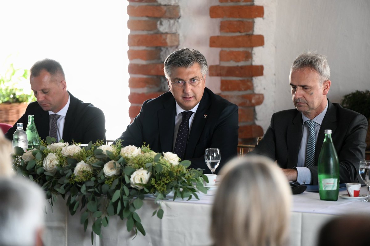 AndrejPlenkovic's tweet image. U općini Sopje sastali smo se sa stranačkim kolegicama i kolegama iz virovitičko-podravskog @HDZ_HR. U svim krizama čvrsto smo stali uz 🇭🇷 građane i gospodarstvo!
#VladaRH će pravodobno donijeti i 6. paket mjera za ublažavanje rasta cijena energenata i smanjivanje inflacije.