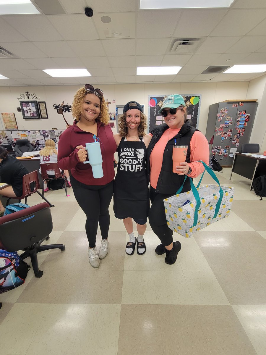 LFWpride's tweet photo. LHS WRESTLING shows up on spirit day!!! Go kick some Highland Park hiney tonight @LHSFball !!!
#LHSSpiritDay23

@LewisvilleHS @lewisvillestuco @LHSHarmon @LHSKillough https://t.co/mxUSfkWeg5
