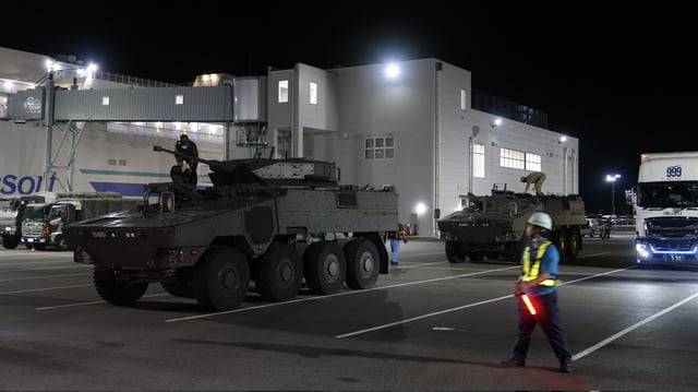 K4POUR's tweet image. Μαζί με το RCV υπάρχουν κ άλλες 2 εκδόσεις, ICV (Infantry Carrier Vehicle) κ Mortar Carrier. Η #Type16 #ICV  διαθέτει αυτόματο πυροβόλο 30χλστ κ μοντέρνα συστήματα κ δύναται να μεταφέρει προσωπικό. Η Mortar Carrier έκδοση εξοπλίζεται με έναν όλμο των 120χλστ.