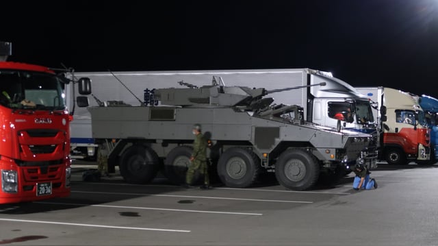 K4POUR's tweet image. Μαζί με το RCV υπάρχουν κ άλλες 2 εκδόσεις, ICV (Infantry Carrier Vehicle) κ Mortar Carrier. Η #Type16 #ICV  διαθέτει αυτόματο πυροβόλο 30χλστ κ μοντέρνα συστήματα κ δύναται να μεταφέρει προσωπικό. Η Mortar Carrier έκδοση εξοπλίζεται με έναν όλμο των 120χλστ.