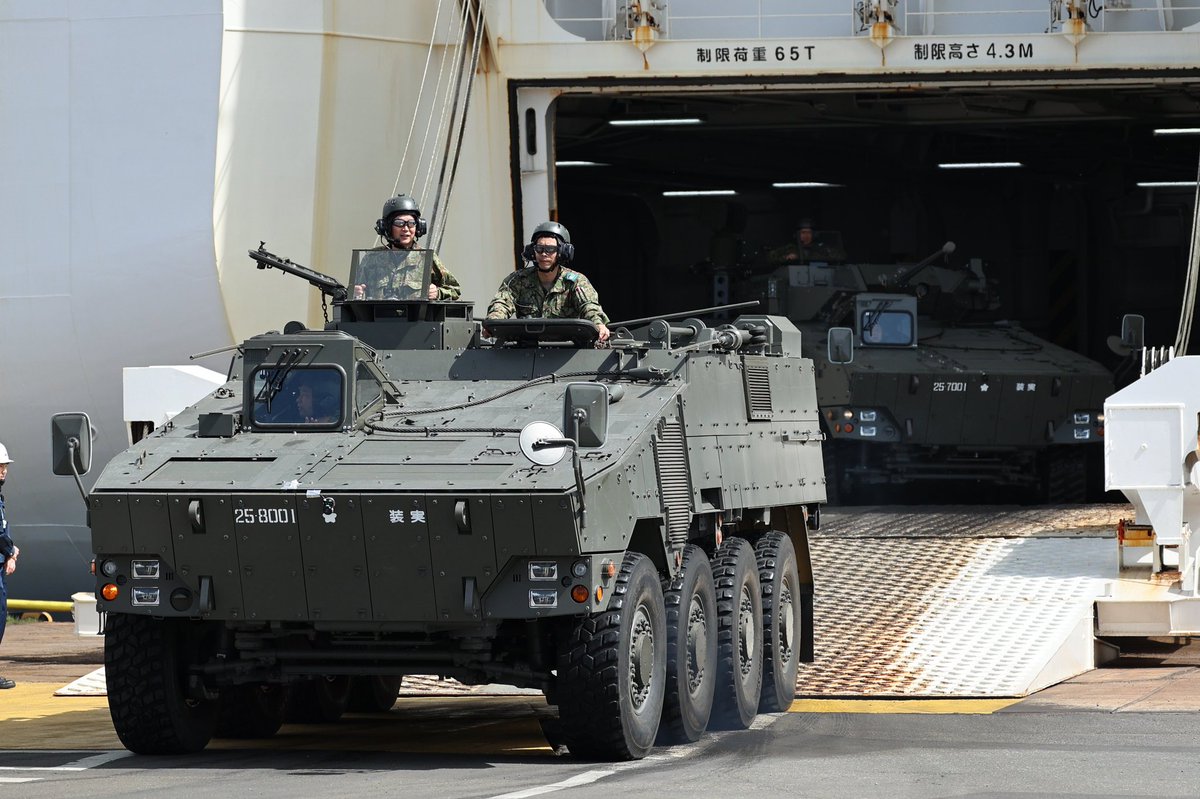 K4POUR's tweet image. Μαζί με το RCV υπάρχουν κ άλλες 2 εκδόσεις, ICV (Infantry Carrier Vehicle) κ Mortar Carrier. Η #Type16 #ICV  διαθέτει αυτόματο πυροβόλο 30χλστ κ μοντέρνα συστήματα κ δύναται να μεταφέρει προσωπικό. Η Mortar Carrier έκδοση εξοπλίζεται με έναν όλμο των 120χλστ.