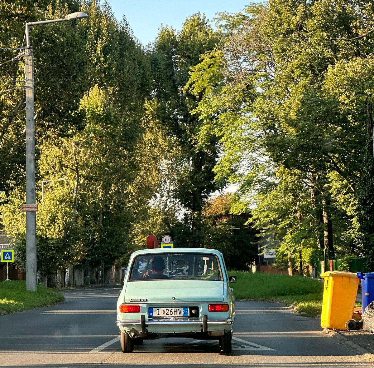 Get out & drive!

Renault 12 TL (pre-facelift, 1969-74) spotted in Budapest.
#Renault #Renault12 #FrenchCarFriday #GetOutAndDrive 
@GeorgeCochrane1 @addict_car