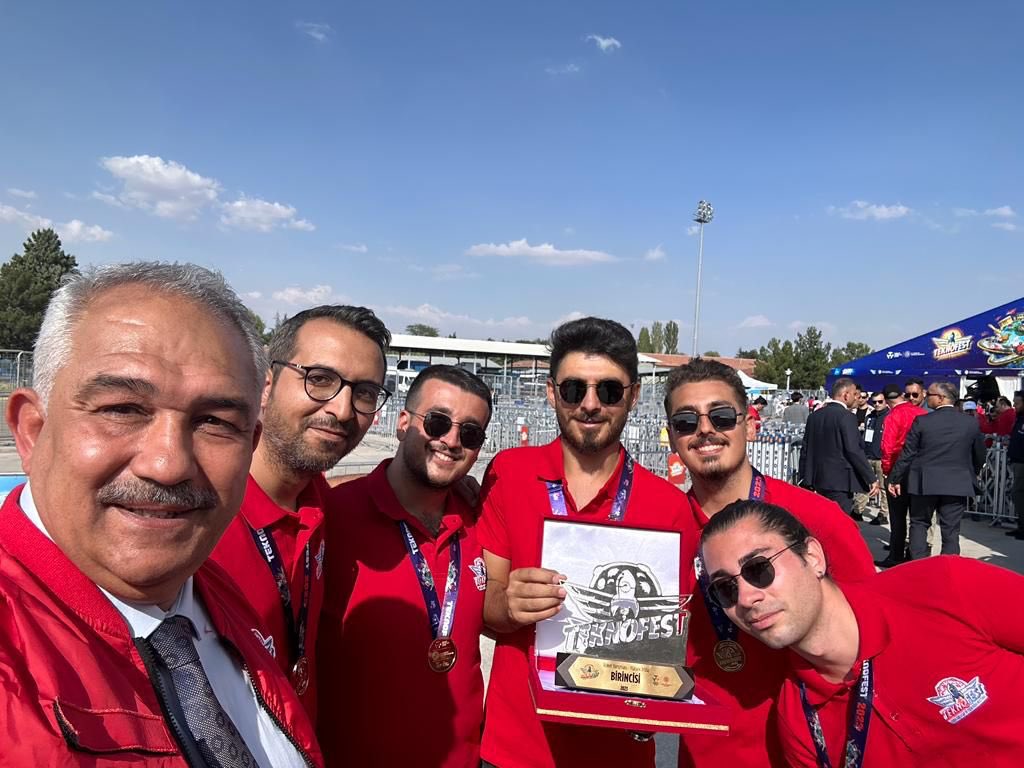 Teknofest 2023 Ankara etkinliklerinde Gaziantep Büyükşehir Belediyemizin desteklediği GAÜN öğrencilerinin “Yüksek İrtifa Roket” projesinden dolayı aldığı birincilik ödülünden dolayı kutluyor başarılarının devamını diliyorum.

Teknofest Türkiye’nin gururu, onlarda bizim gururumuz